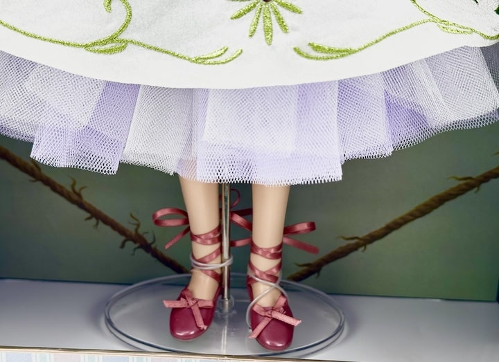 Disney Haunted Mansion Sarah Sally Slater Limited Edition Doll Feet Close Up