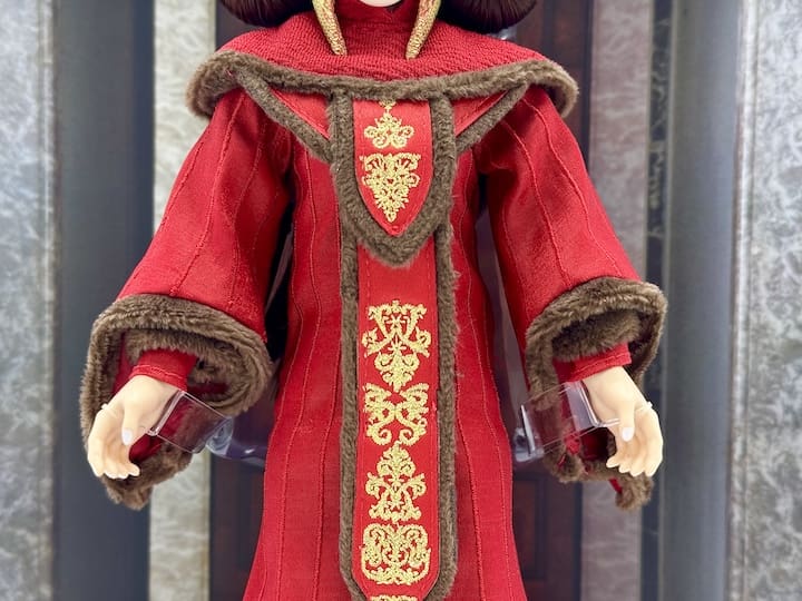 Queen Amidala Limited Edition Doll Star Wars 25th Anniversary Out of Box Front Body Close Up