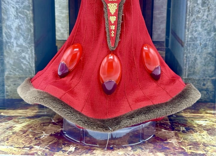 Queen Amidala Limited Edition Doll Star Wars 25th Anniversary Out of Box Front Feet Close Up